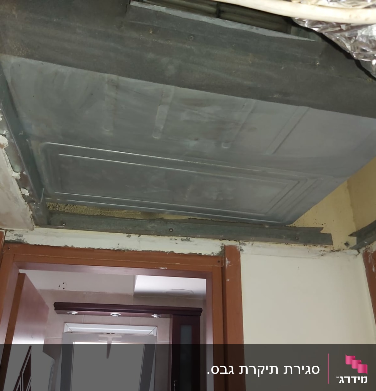 תקרת גבס עם מסגרת מתכת בחדר